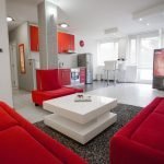 Красная мебель в кухне-гостиной