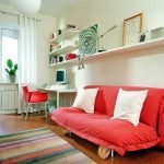 Красный диван в спальне для подростка