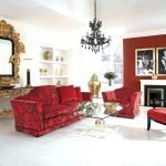 Красный диван с рисунком