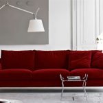 Темно-красный бархатный диван в гостиной