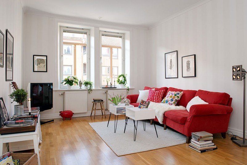 Белая гостиная с красным диваном