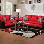 Красно-черные диванчики в гостиной