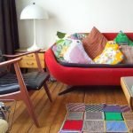 Красный диван с яркими подушками