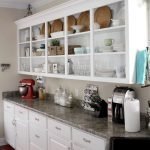 Кухонные шкафы с открытыми полками белого цвета