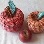 Яблоки из газетных трубочек
