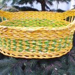 Зелено-желтая плетеная корзина