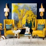 Желтые кресла в синем интерьере