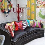 Черный диван с цветными подушками