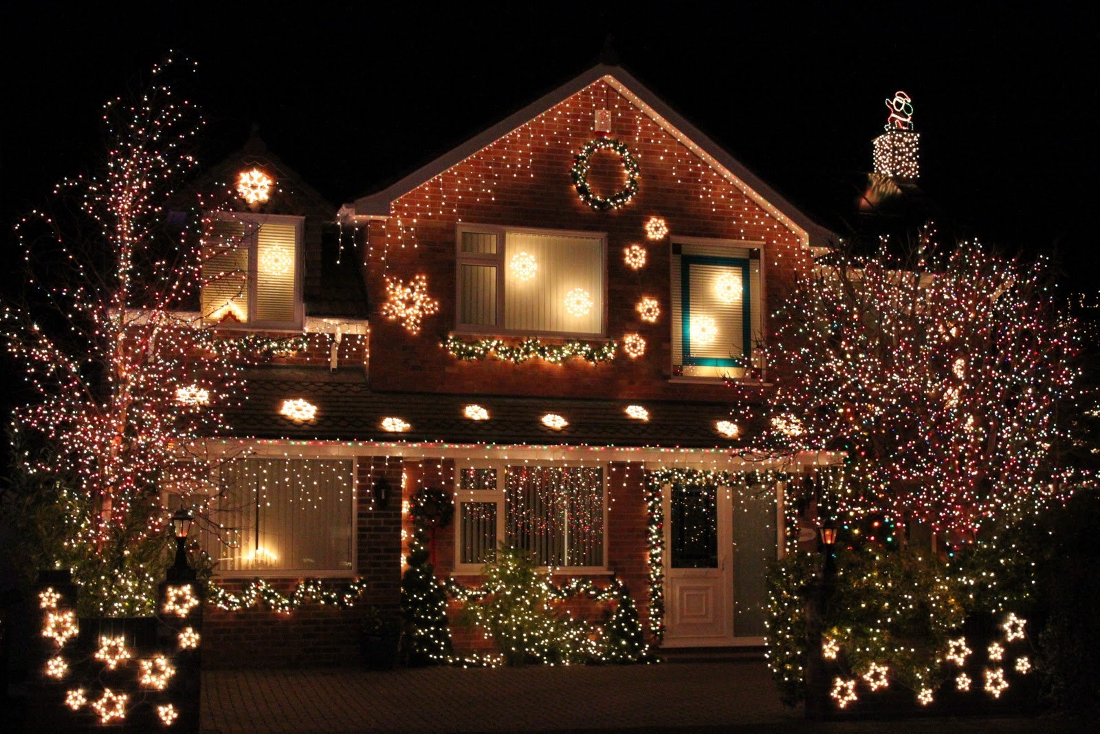 Christmas house. Новогодний дом. Украшение фасада к новому году. Новогоднее украшение фасада дома. Гирлянда на дом.