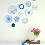 Голубые тарелочки на стене
