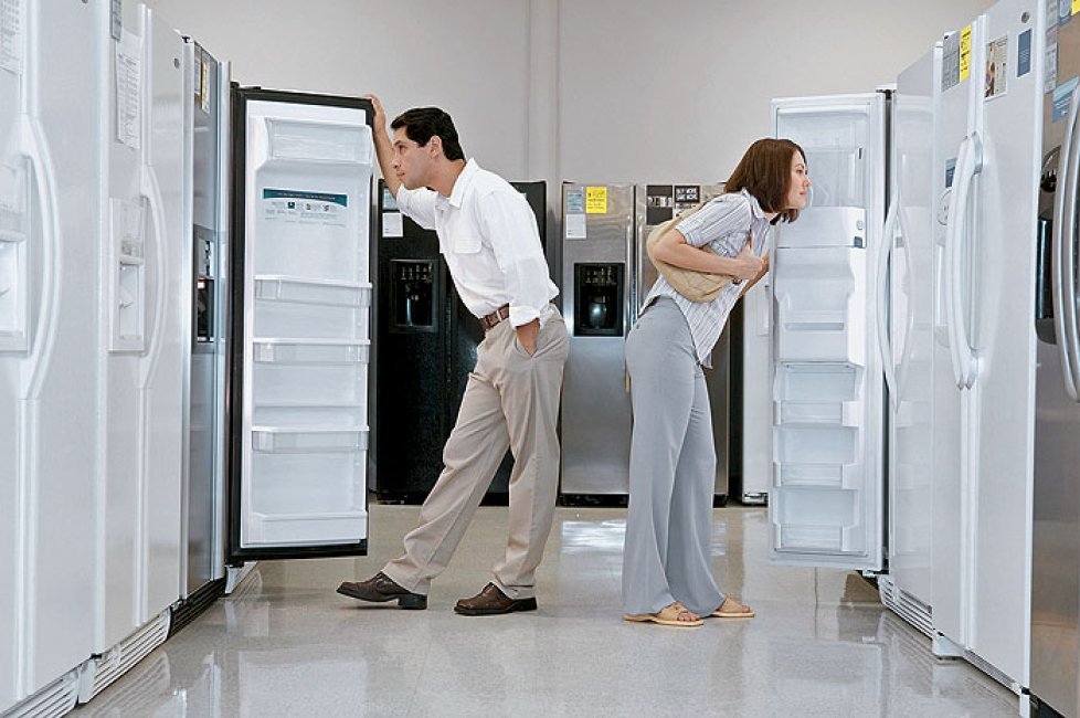 Семейная пара выбирает холодильник