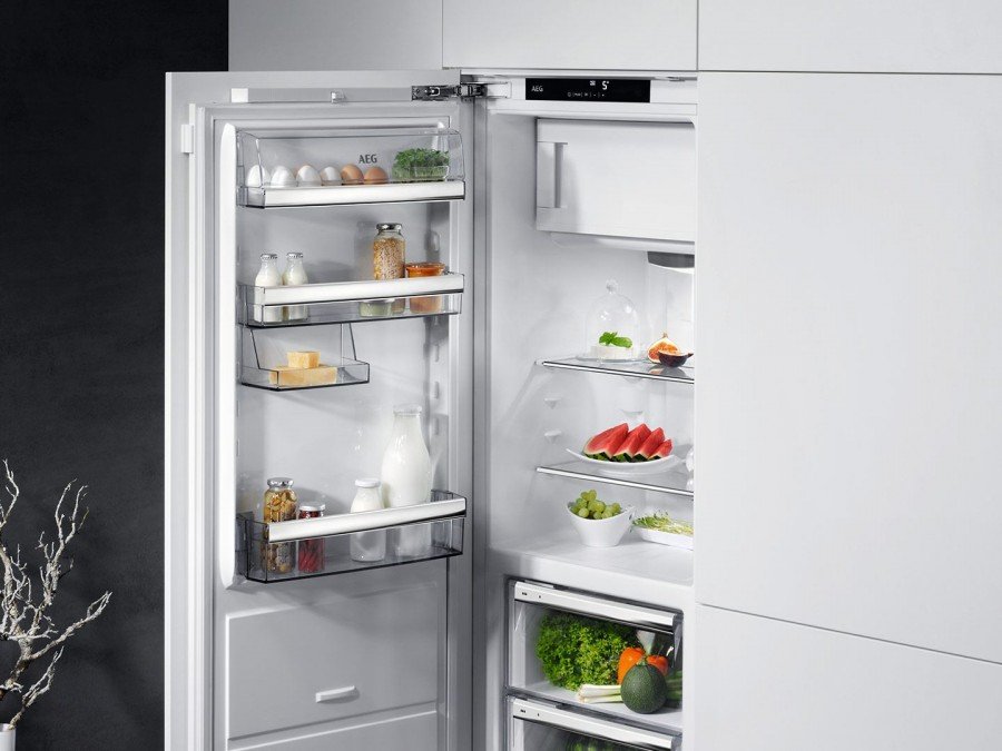 Белый открытый холодильник