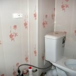 Отделка стен туалета ПВХ панелями
