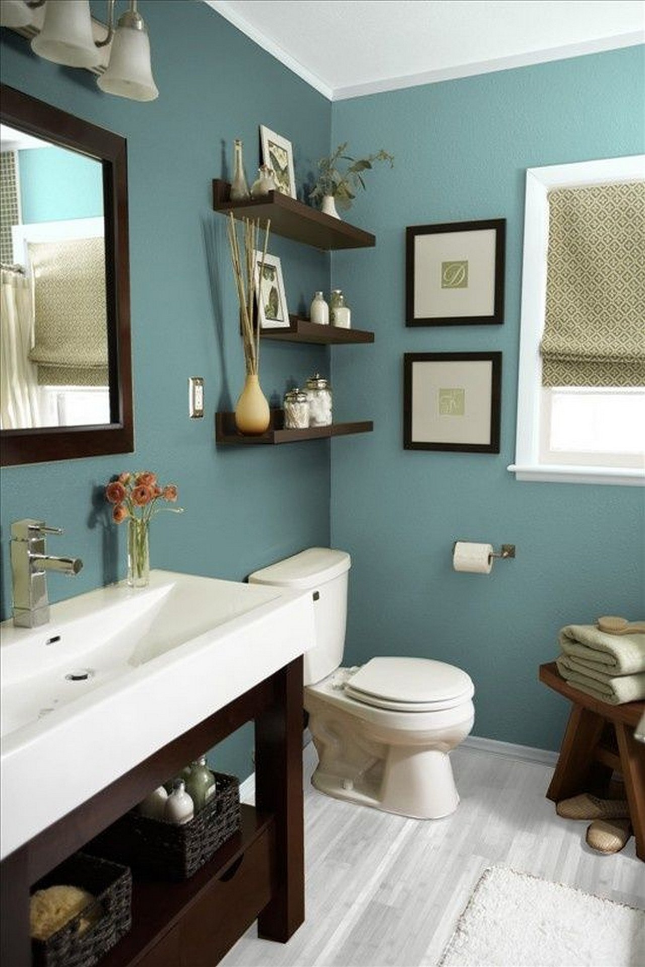 Какой краской можно покрасить в ванной. Крашенные стены в ванной. Ванная с окрашенными стенами. Интерьер ванной комнаты краской. Крашенные сокеы в ванной.