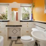 Ярко-желтая ванная комната