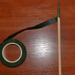 Для ствола обматываем палочку от суши зеленой лентой