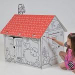 Девочка разрисовывает домик 