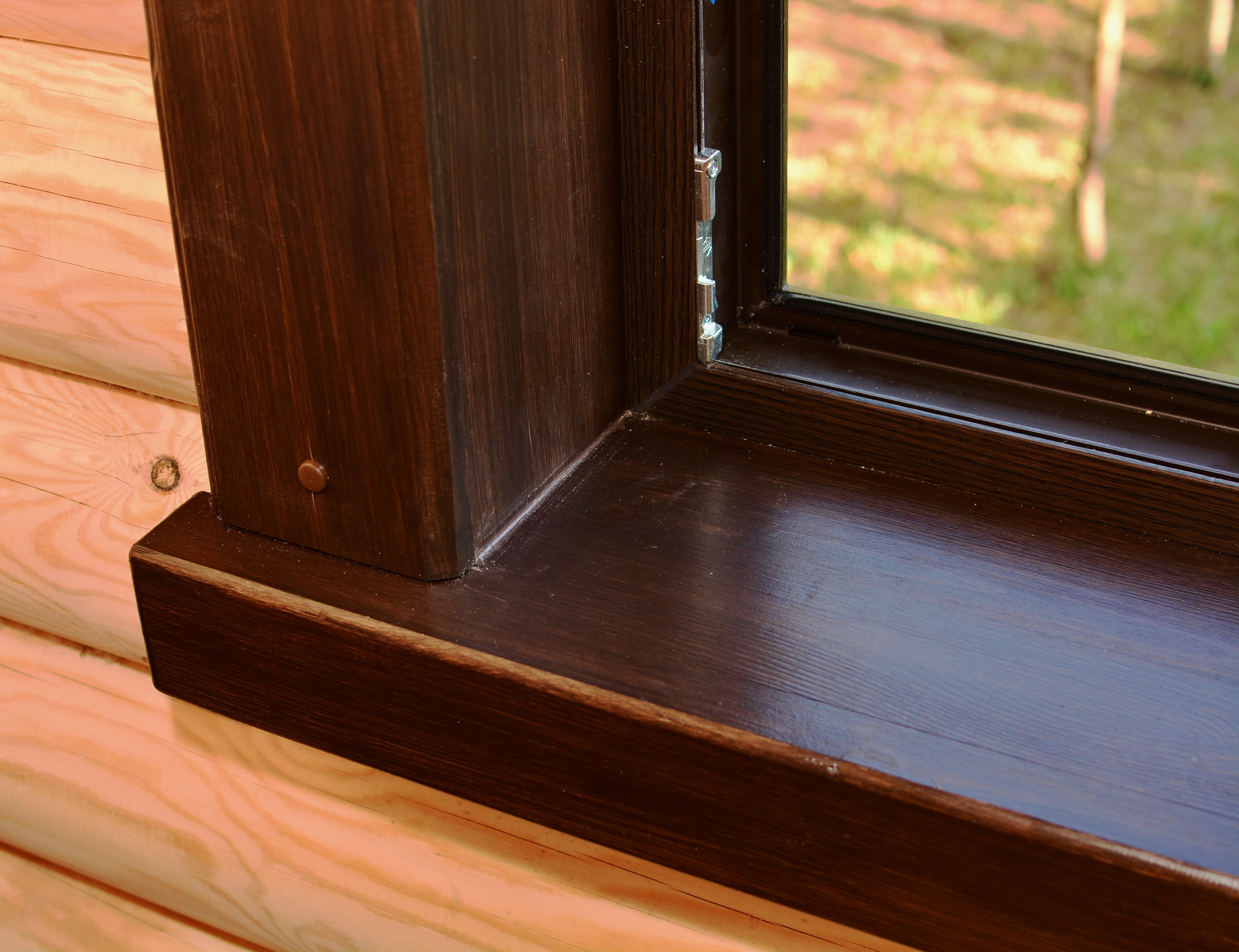 Установки деревянных откосов окна. Водоотливная планка для деревянных окон. Деревянные откосы на окна. Деревянные откосы на окна внутренние. Откосы из дерева на окна.