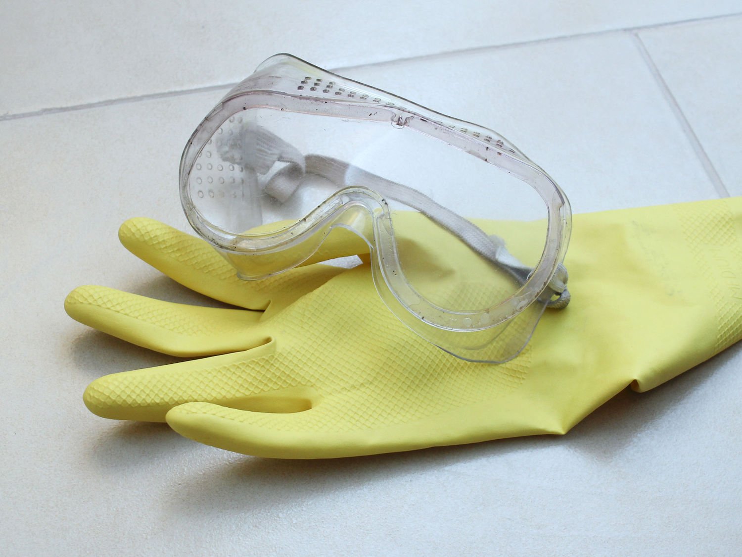 Очки резиновые защитные. Защитные очки и перчатки. Защитные очки и резиновые перчатки. Защитные очки, респиратор и резиновые перчатки. Перчатки маска защитные очки.