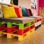 Цветной диван из поддонов