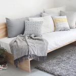 Декор дивана подушками