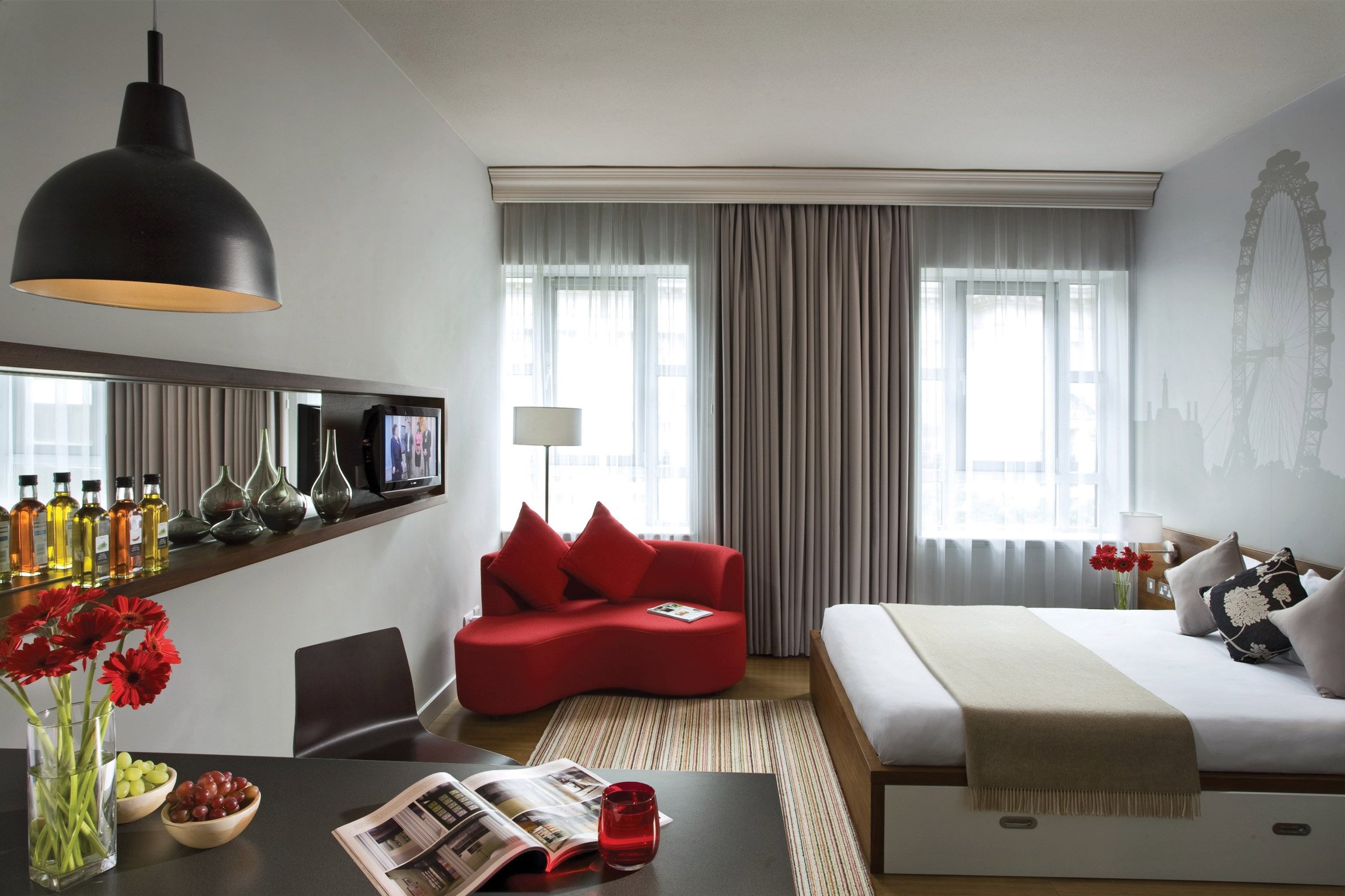 Красный диван в интерьере квартиры