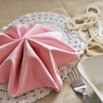 Розовая салфетка для сервировки