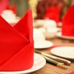 Красные салфетки в декоре стола