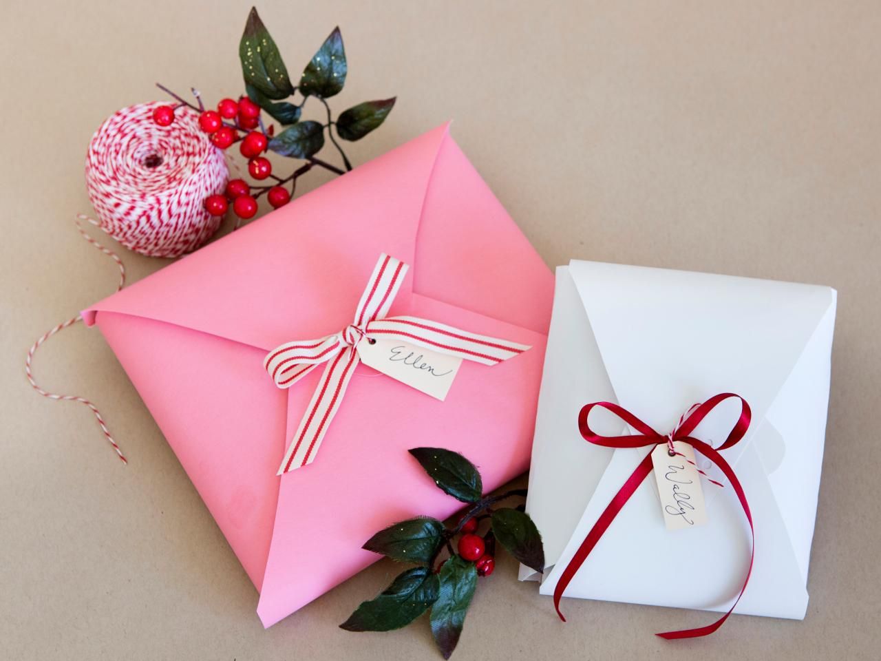 Формы подарков. Подарки и упаковка. Красивая упаковка подарков. Красиво упаковать подарок. Красивая бумага для упаковки подарков.