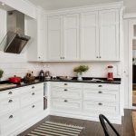 Белая кухонная мебель с темными столешницами
