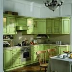 Зеленый кухонный гарнитур в интерьере