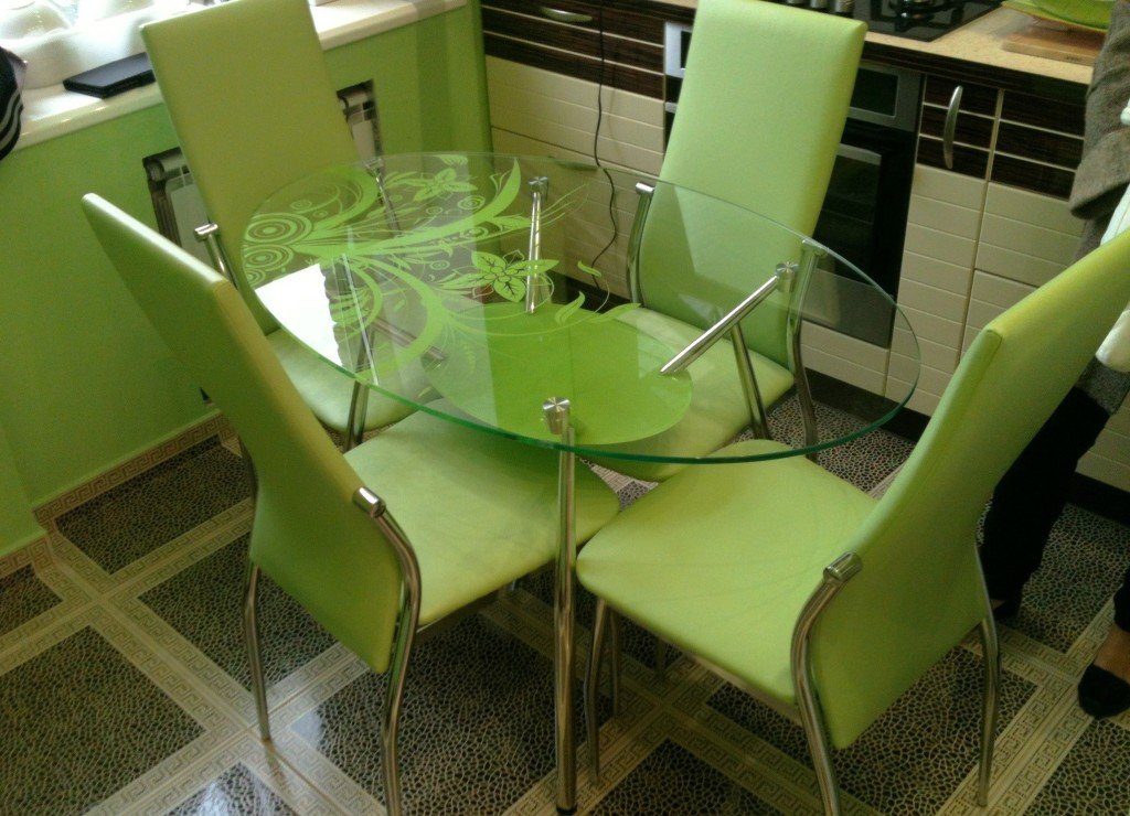 Зеленая мебель на кухне