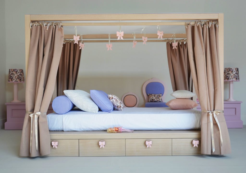 Детская кровать с балдахином