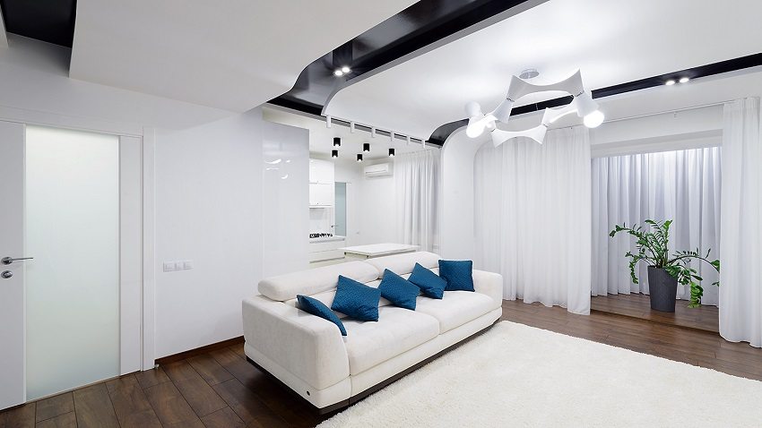 Интерьер комнаты с двухуровневым потолком