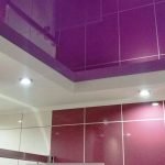 Фиолетовый натяжной потолок в ванной