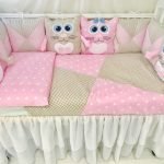 Розовые бортики в кроватку 