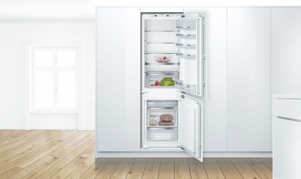 Установка встраиваемого холодильника в шкаф