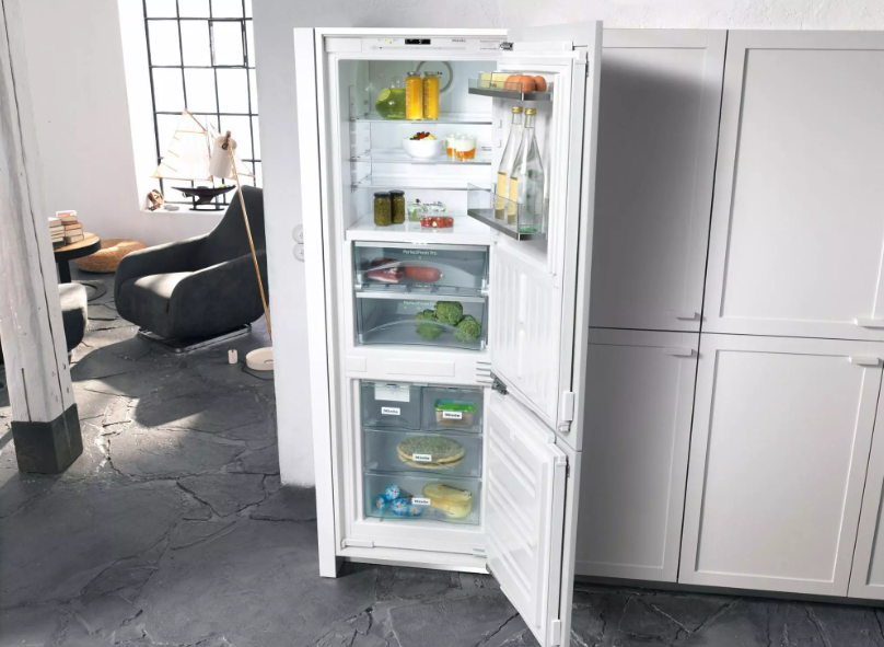 Холодильник в шкафу