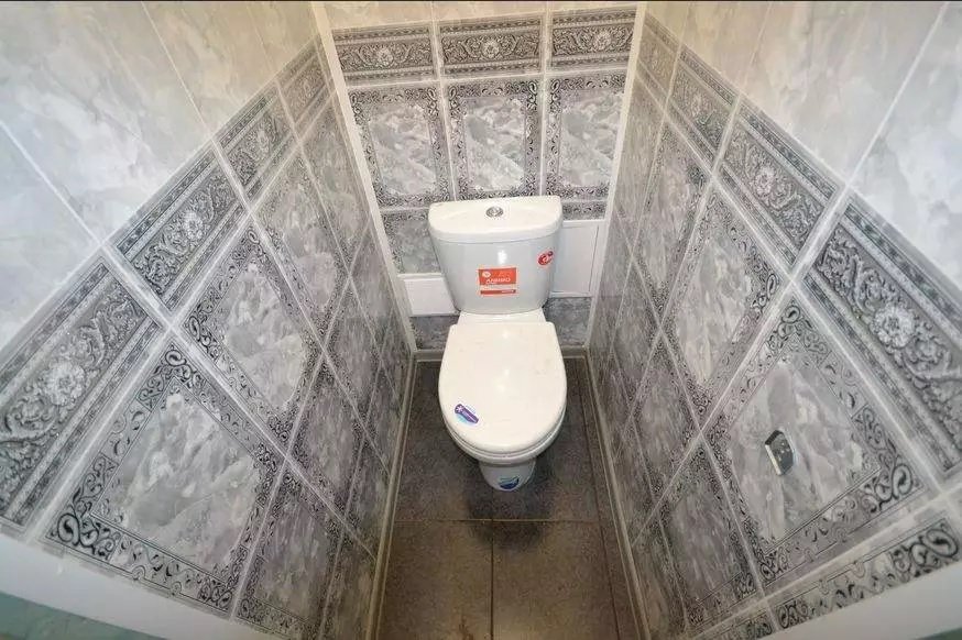 kak zakryt truby v tualete 13 - Как закрыть трубы в туалете: варианты дизайна