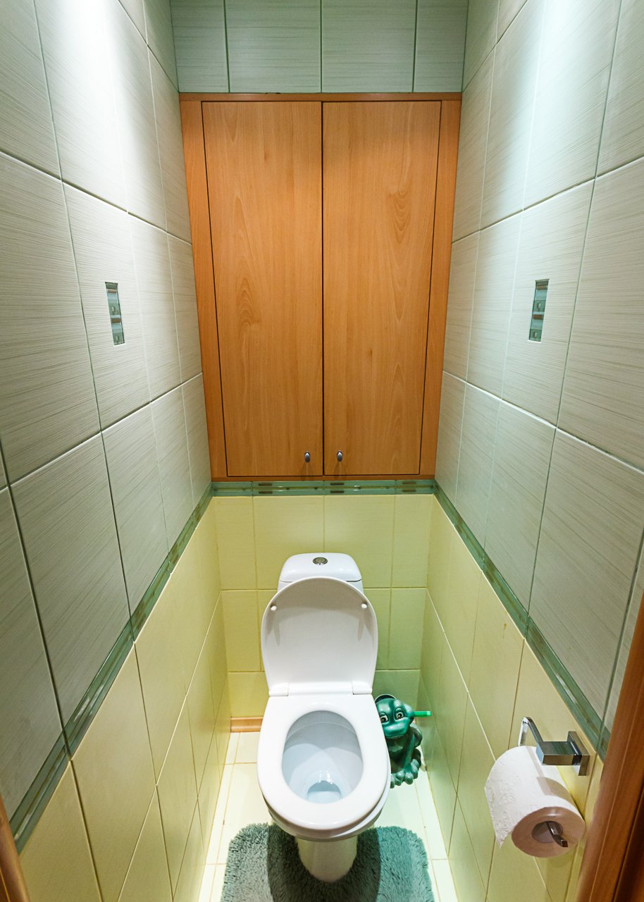 kak zakryt truby v tualete 41 - Как закрыть трубы в туалете: варианты дизайна