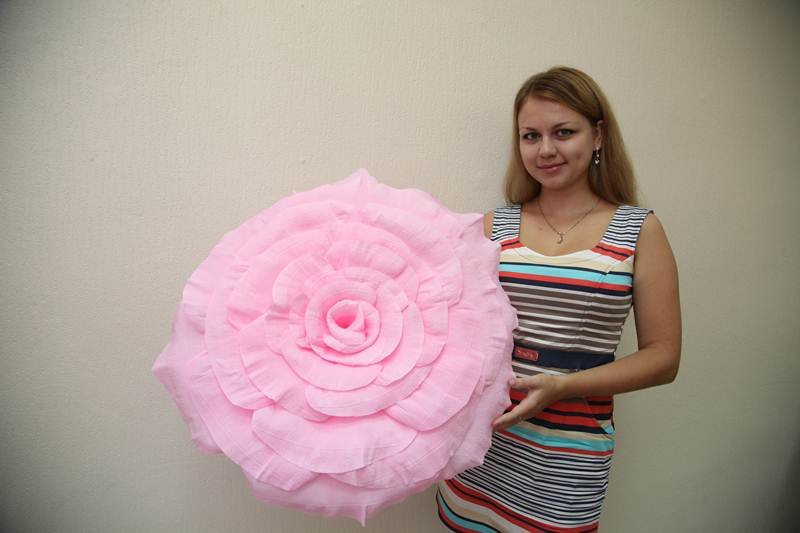 Крупная роза из гофробумаги для декора