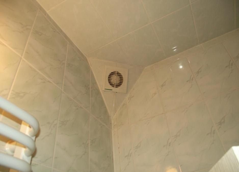 Прямоугольная вентиляция в ванной