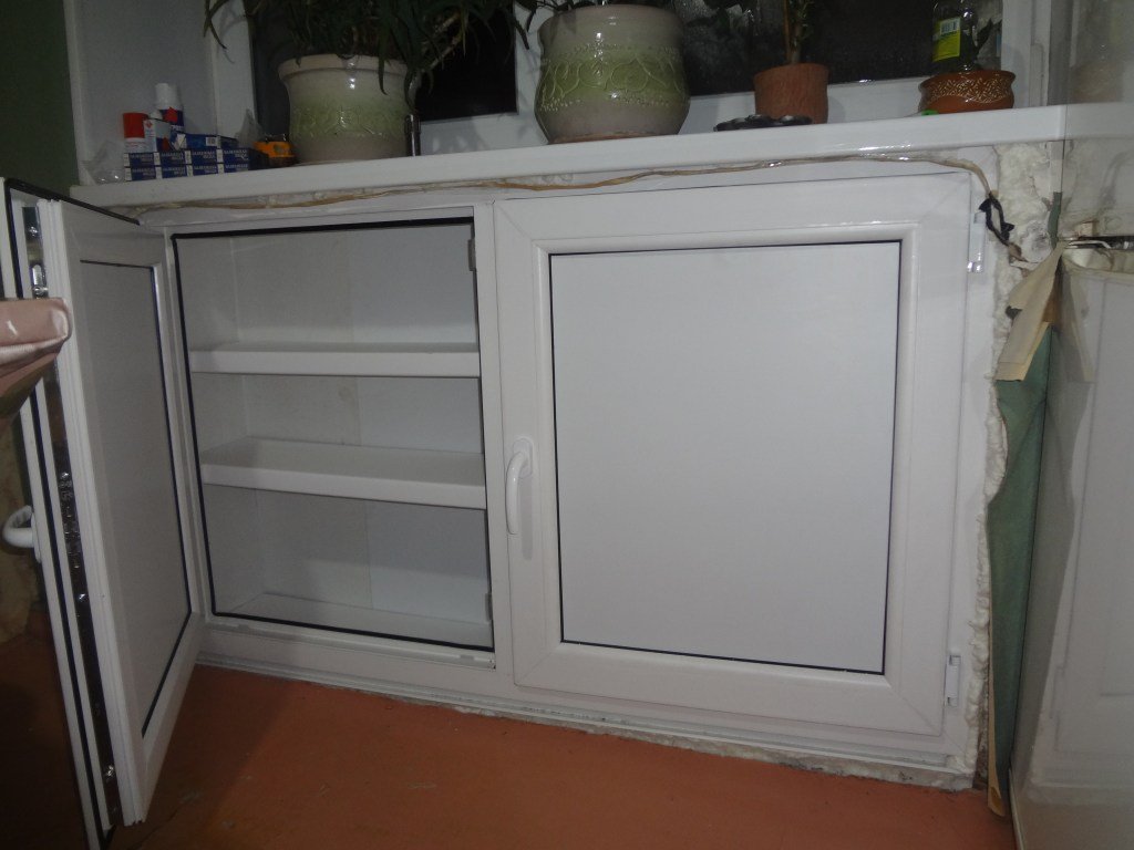 Полки в холодильнике под окном