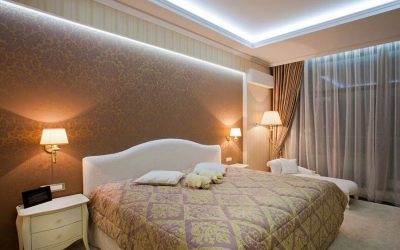Натяжные потолки в спальне: 100 вариантов в интерьере