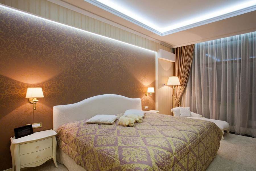 Натяжной потолок в спальне: варианты дизайна, освещения 100 фото