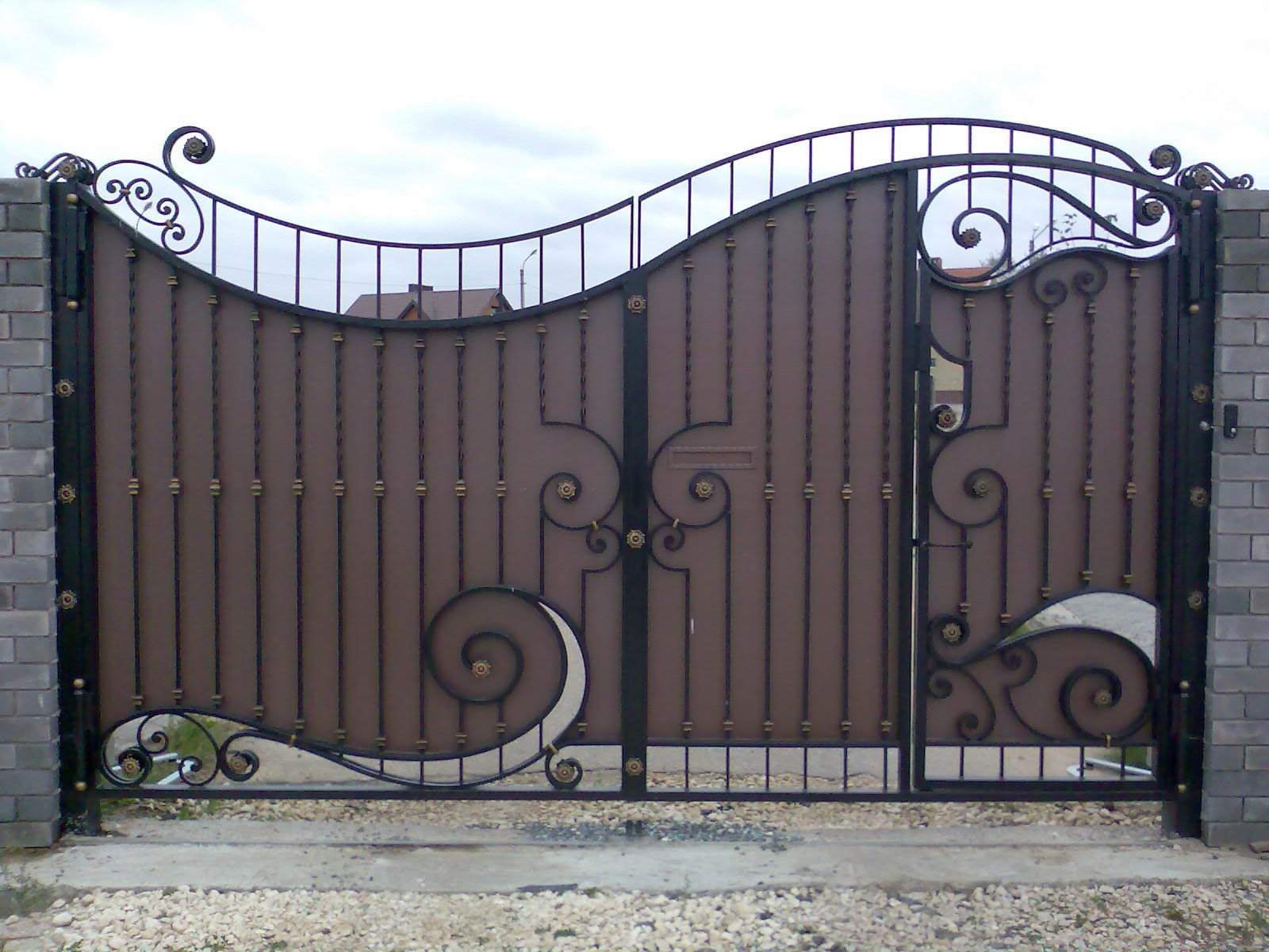 Кованные узоры на воротах