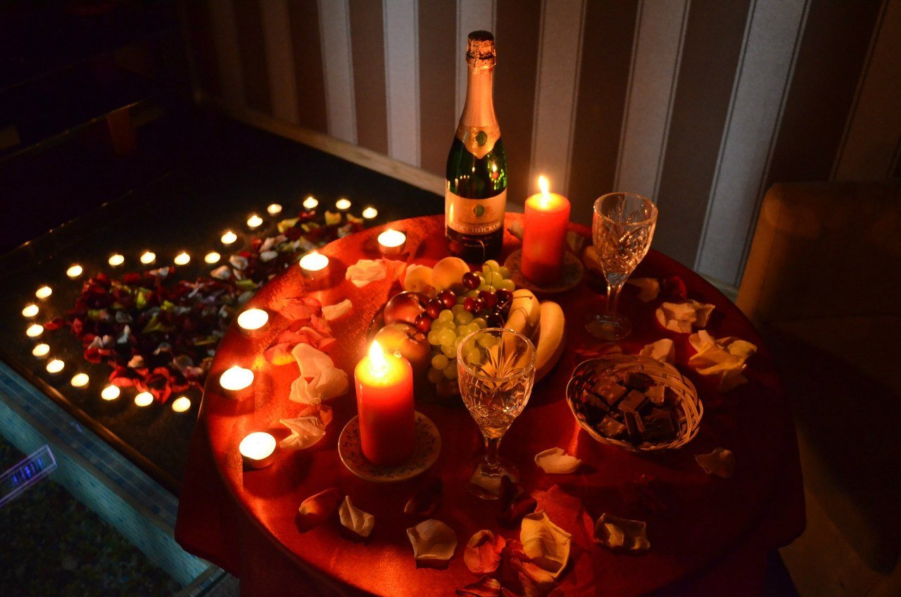 Ужин на полу. Романтический вечер. Романтический ужин. Стол для романтического ужина. Романтический ужин при свечах.