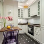 Светлая кухонная мебель с темными столешницами